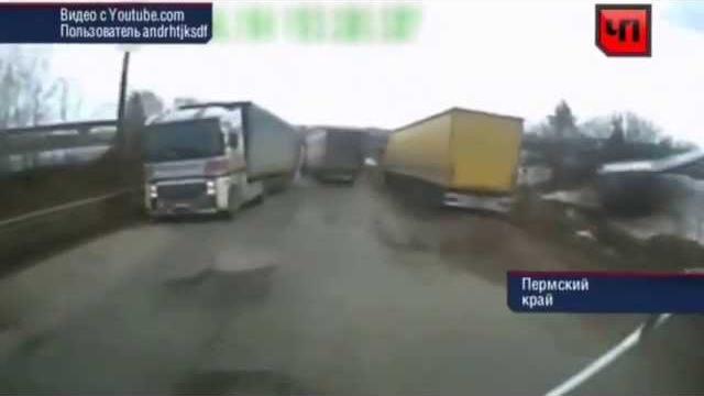 Дальнобойщик чудом смог остановить фуру без тормозов Дальнобойщик чудом смог остановить фуру без тормозов