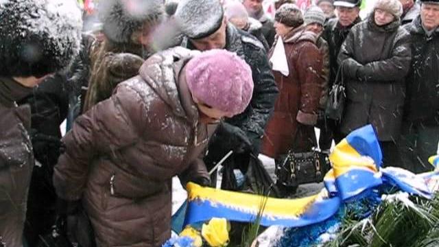 Венок Януковича не пострадал Венок Януковича не пострадал