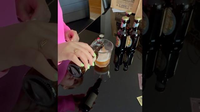 Впервые пробуем сливочное пиво из фильма #harrypotter #butterbeer #beer #пиво #гаррипоттер Впервые пробуем сливочное пиво из фильма #harrypotter #butterbeer #beer #пиво #гаррипоттер
