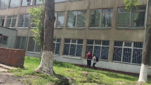 Мальчик упал из окна школы Мальчик упал из окна школы