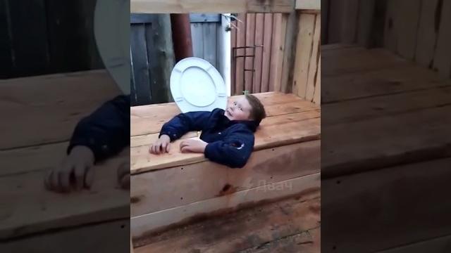 Сынок застрял в туалете #shorts Сынок застрял в туалете #shorts
