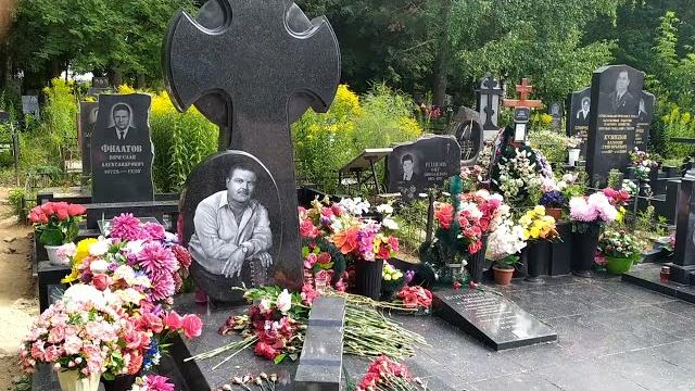 На могиле Михаила Круга и его мамы. На могиле Михаила Круга и его мамы.