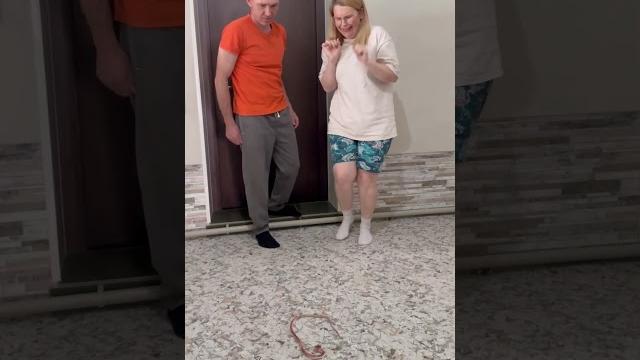 Жена боится змей! Смотрите, что будет дальше! Жена боится змей! Смотрите, что будет дальше!