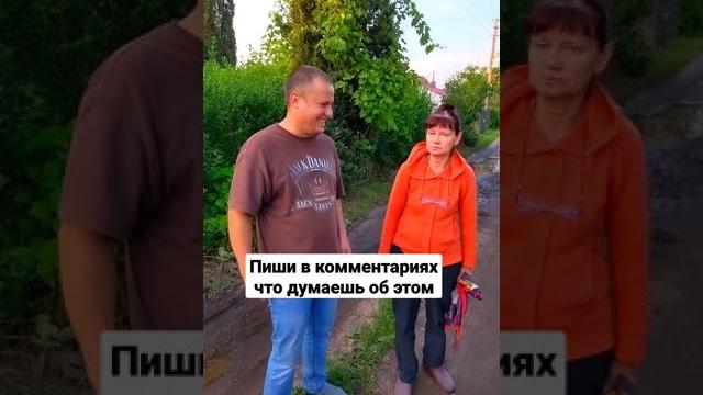 Соседи проверяют границу дачи. Между садовыми участками соседка неправильно поставила забор Соседи проверяют границу дачи. Между садовыми участками соседка неправильно поставила забор