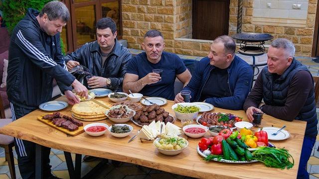 "КОТЛЕТЫ" и МЯСО в КАЗАНЕ в ГОСТЯХ у АЛАНА. ENG SUB "КОТЛЕТЫ" и МЯСО в КАЗАНЕ в ГОСТЯХ у АЛАНА. ENG SUB