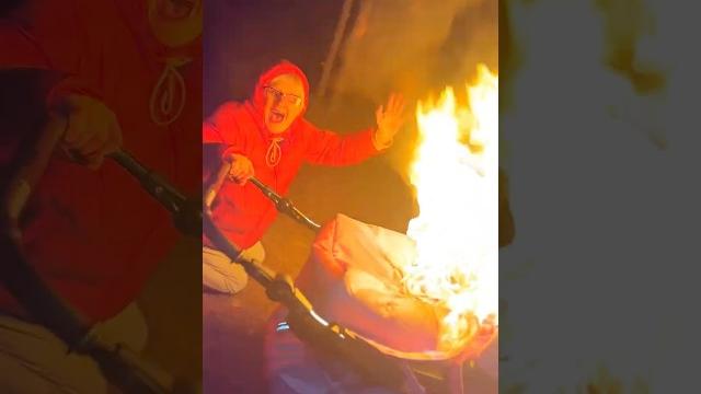 Устроила жесткий пранк над бабушкой.. Устроила жесткий пранк над бабушкой..