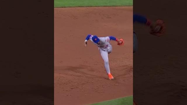 Francisco Lindor with the barehanded play! Francisco Lindor with the barehanded play!