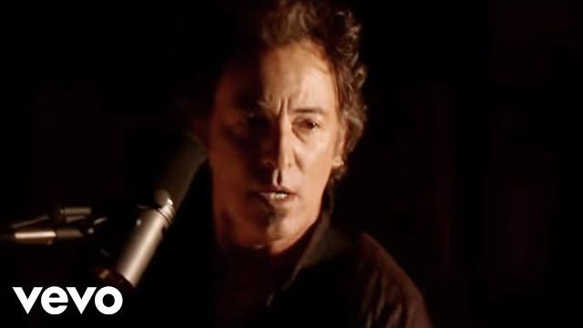 Bruce Springsteen - Radio Nowhere (Official Video) Bruce Springsteen - Radio Nowhere (Official Video)