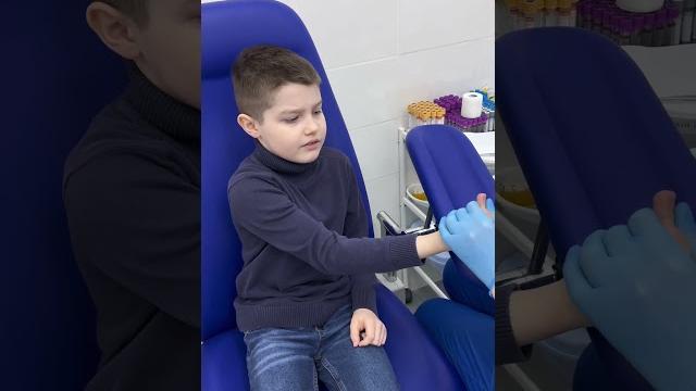 Ярослав сдаёт анализ крови Ярослав сдаёт анализ крови