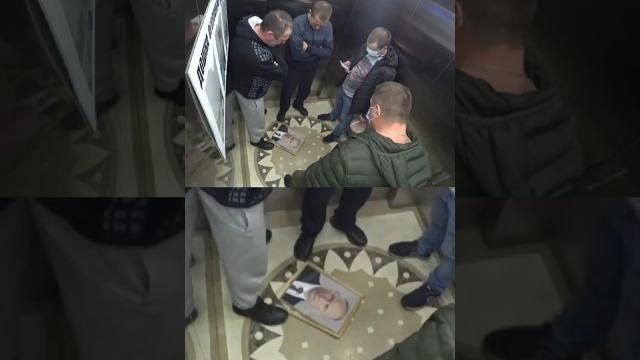 Путин в КИЕВЕ? Реакция украинцев на портрет Путина в лифте! Путин в КИЕВЕ? Реакция украинцев на портрет Путина в лифте!