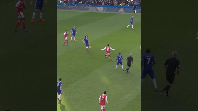 STUNNING Eden Hazard solo goal vs Arsenal STUNNING Eden Hazard solo goal vs Arsenal