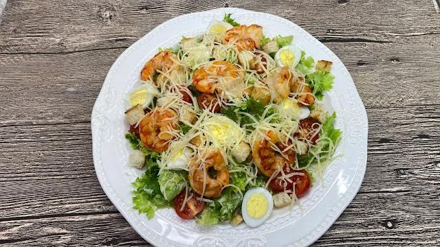 Салат Цезарь с креветками и с вкусным соусом Салат Цезарь с креветками и с вкусным соусом