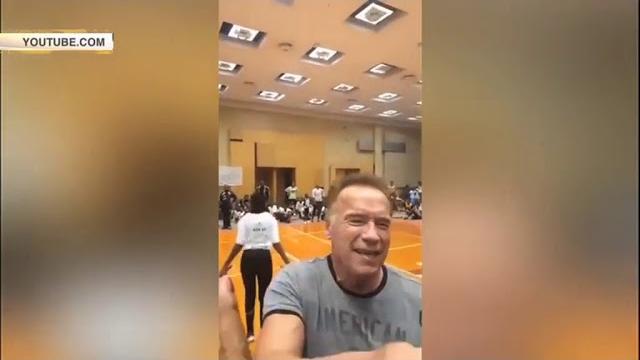 Видео нападения на #Шварценеггера в Африке Видео нападения на #Шварценеггера в Африке