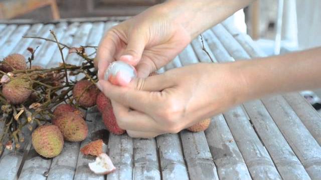 Как чистить и есть личи Как чистить и есть личи