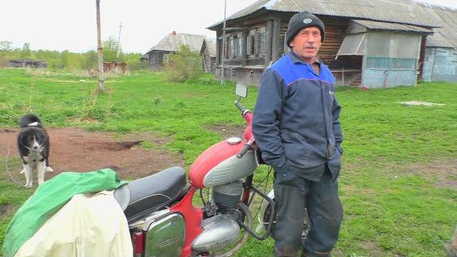Один живет в заброшенной деревне. Единственный житель среди заброшенных домов. Отшельник в лесу. Один живет в заброшенной деревне. Единственный житель среди заброшенных домов. Отшельник в лесу.