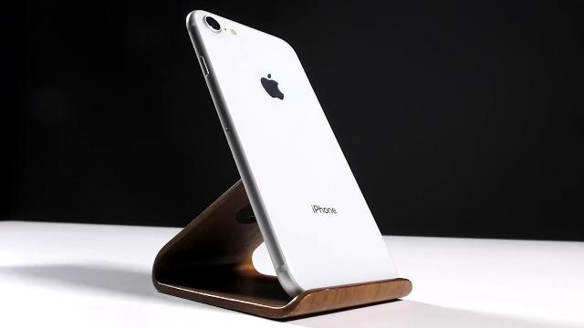 Обзор iPhone 8. Сравнение iPhone 7 vs iPhone 8 Обзор iPhone 8. Сравнение iPhone 7 vs iPhone 8