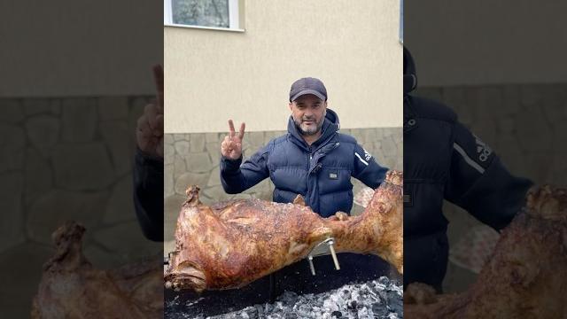 Барашек целиком на вертеле Барашек целиком на вертеле