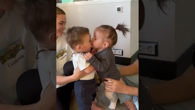 СОФИЯ ПОЦЕЛОВАЛА ТИМА #аняищук #димасблог СОФИЯ ПОЦЕЛОВАЛА ТИМА #аняищук #димасблог
