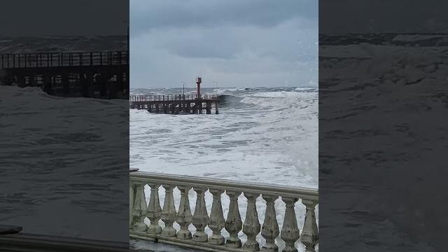 Вот в Сочи очень сильный шторм на море. Вот в Сочи очень сильный шторм на море.