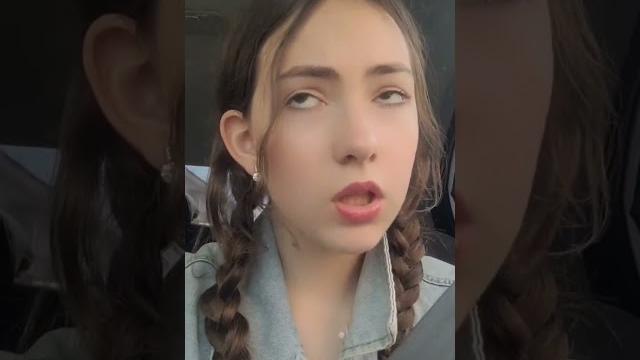 Что за красотка, среди этой массовки Что за красотка, среди этой массовки