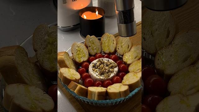 Запеченный сыр «бри» с томатами черри и багетом это очень вкусно! Обязательно попробуйте Запеченный сыр «бри» с томатами черри и багетом это очень вкусно! Обязательно попробуйте