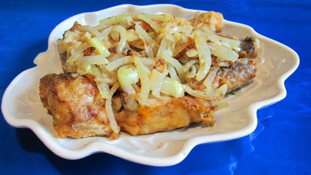 Жареный хек с луком. Секреты приготовления жареной рыбы. Готовим вкусно, просто и бюджетно Жареный хек с луком. Секреты приготовления жареной рыбы. Готовим вкусно, просто и бюджетно
