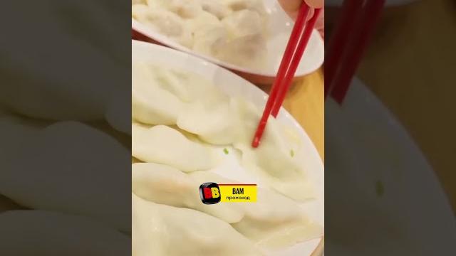 Зубарев и Вася кушают те самые пельмени Зубарев и Вася кушают те самые пельмени