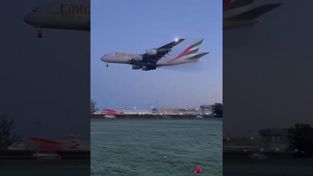 Посадка Airbus A380 Emirates #посадкасамолета #airbus #emirates #a380 #pilot #самолет #пилот Посадка Airbus A380 Emirates #посадкасамолета #airbus #emirates #a380 #pilot #самолет #пилот