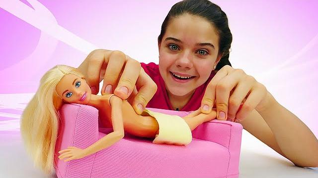 Видео про Барби и игрушки для девочек. Игры в Салон красоты: Спа процедуры и ванна для Куклы Барби Видео про Барби и игрушки для девочек. Игры в Салон красоты: Спа процедуры и ванна для Куклы Барби