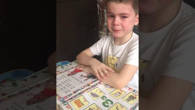 Мальчик делает уроки Мальчик делает уроки
