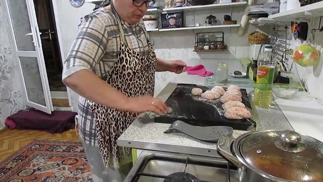 в котлеты хлеб не добавляю. в котлеты хлеб не добавляю.