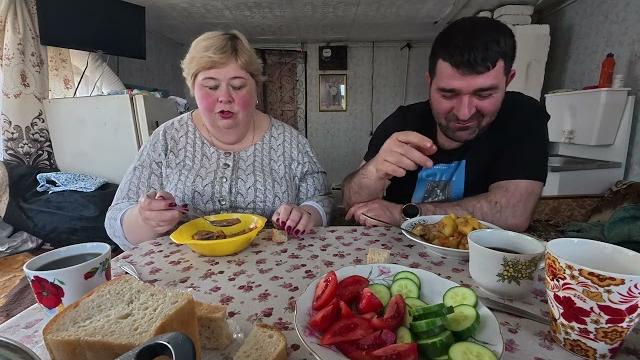 Мукбанг/ К Абдугани пристаёт неадекватная дама/. Мукбанг/ К Абдугани пристаёт неадекватная дама/.