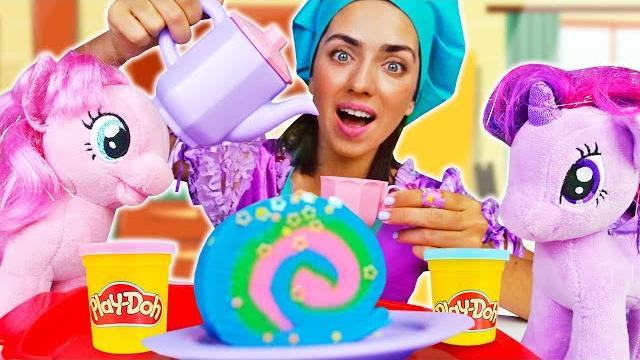 Видео про игрушки Май Литл Пони - Готовлю игрушкам рулет из ПлейДо. Игры для малышей в пластилин Видео про игрушки Май Литл Пони - Готовлю игрушкам рулет из ПлейДо. Игры для малышей в пластилин
