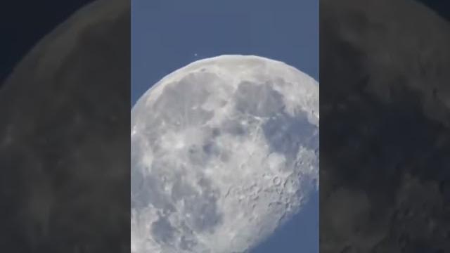Луна под телескопом в супер увеличение Луна под телескопом в супер увеличение