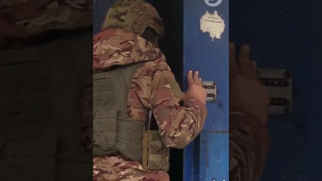 Чому ти повинен тут помupaтu? Чому ти повинен тут помupaтu?
