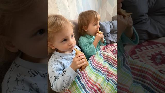 На блинах у бабули ️ масленица 2025 ️ #shorts #двойняшки #baby #дети #топ #еда #едаялюблютебя На блинах у бабули ️ масленица 2025 ️ #shorts #двойняшки #baby #дети #топ #еда #едаялюблютебя