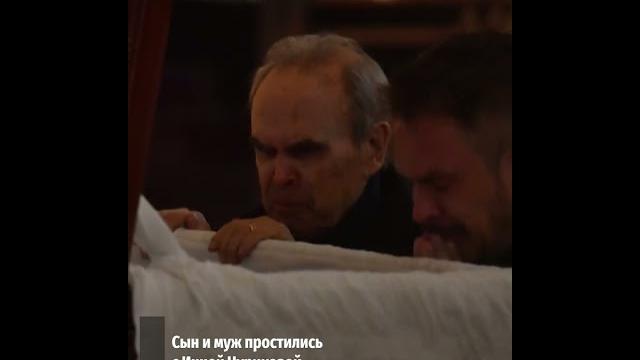 Сын и муж Инны Чуриковой встали на колени у гроба актрисы Сын и муж Инны Чуриковой встали на колени у гроба актрисы