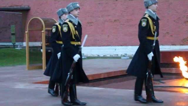 Пост Почётного караула у Вечного огня в Москве Post Honor Guard at the Eternal Flame in Moscow Пост Почётного караула у Вечного огня в Москве Post Honor Guard at the Eternal Flame in Moscow
