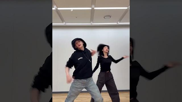 Air challenge by Yeji x Hyunjin #straykids #shorts #itzy Air challenge by Yeji x Hyunjin #straykids #shorts #itzy