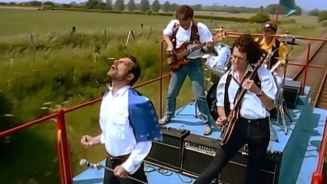 Queen - Breakthru (Official Video Remastered) Queen - Breakthru (Official Video Remastered)