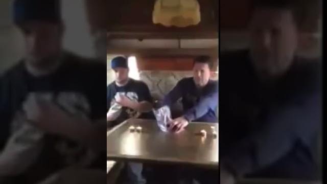 Едят сюрстреммингчасть 1 Едят сюрстреммингчасть 1
