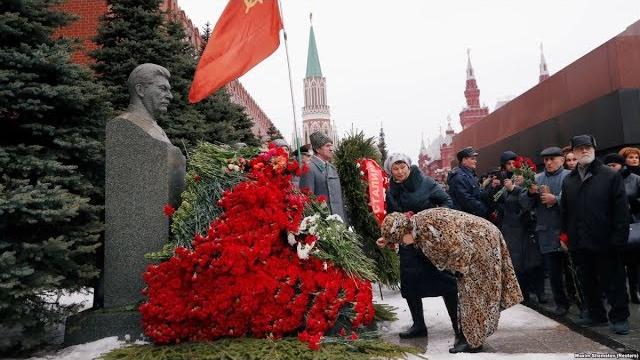 – Гори в аду, палач народов! – Пошел вон, урод! Е***утые, бл***! – Гори в аду, палач народов! – Пошел вон, урод! Е***утые, бл***!