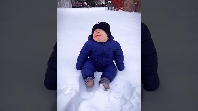 Смешной малыш Смешной малыш
