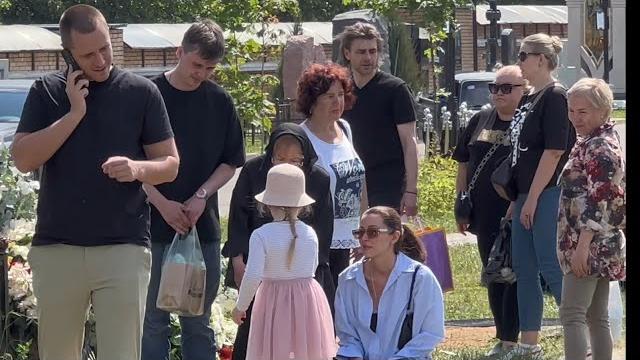 Муж и дети Анастасии Заворотнюк собрались на могиле актрисы / 2 июня 2024 г. Троекуровское кладбище Муж и дети Анастасии Заворотнюк собрались на могиле актрисы / 2 июня 2024 г. Троекуровское кладбище