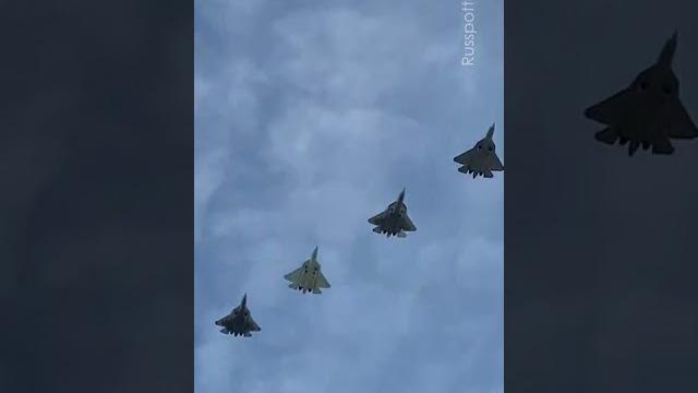 «Стая» СУ-57 (Sukhoi SU-57) над Москвой (версия для #shorts ) «Стая» СУ-57 (Sukhoi SU-57) над Москвой (версия для #shorts )