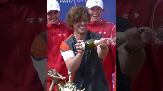 Tennis Champagne Fight! Tennis Champagne Fight!