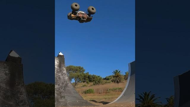 HUGE open loop! #monstertruck #4x4 #stunt #gopro #monsterjam #monsterenergy #flip #losi #rc #shorts HUGE open loop! #monstertruck #4x4 #stunt #gopro #monsterjam #monsterenergy #flip #losi #rc #shorts