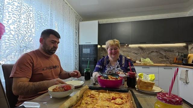 Вкусно обедаем все вместе. Вкусно обедаем все вместе.