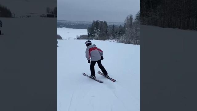 Зима близко. Смешное видео о профессиональном новичке на лыжах. #short #shorts #горные_лыжи #смешно Зима близко. Смешное видео о профессиональном новичке на лыжах. #short #shorts #горные_лыжи #смешно