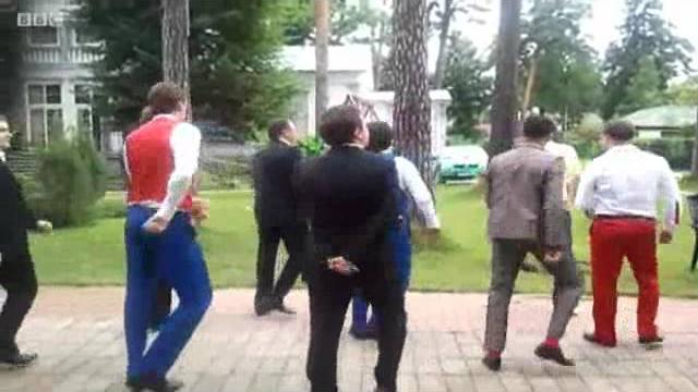 Пародию на танец Медведева убрали из эфира - BBC Russian Пародию на танец Медведева убрали из эфира - BBC Russian